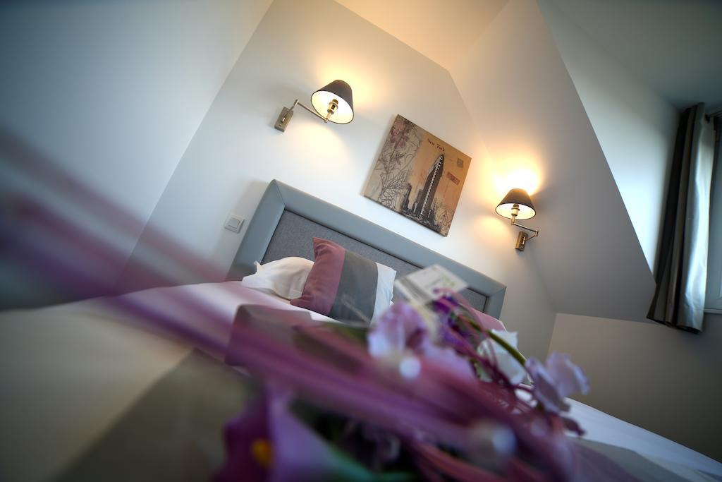 Hotel Restaurant Le Lion D'Or Saint-Hilaire-du-Harcouet Bilik gambar
