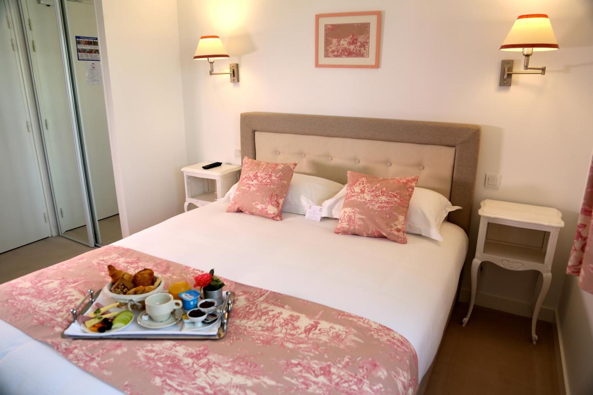 Hotel Restaurant Le Lion D'Or Saint-Hilaire-du-Harcouet Bilik gambar