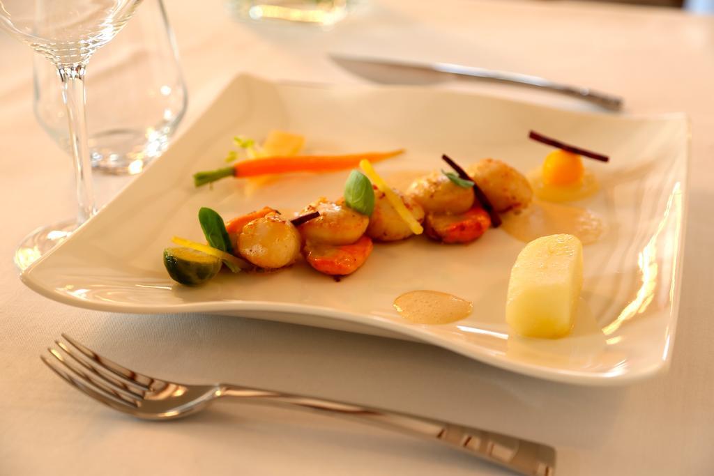 Hotel Restaurant Le Lion D'Or Saint-Hilaire-du-Harcouet Luaran gambar