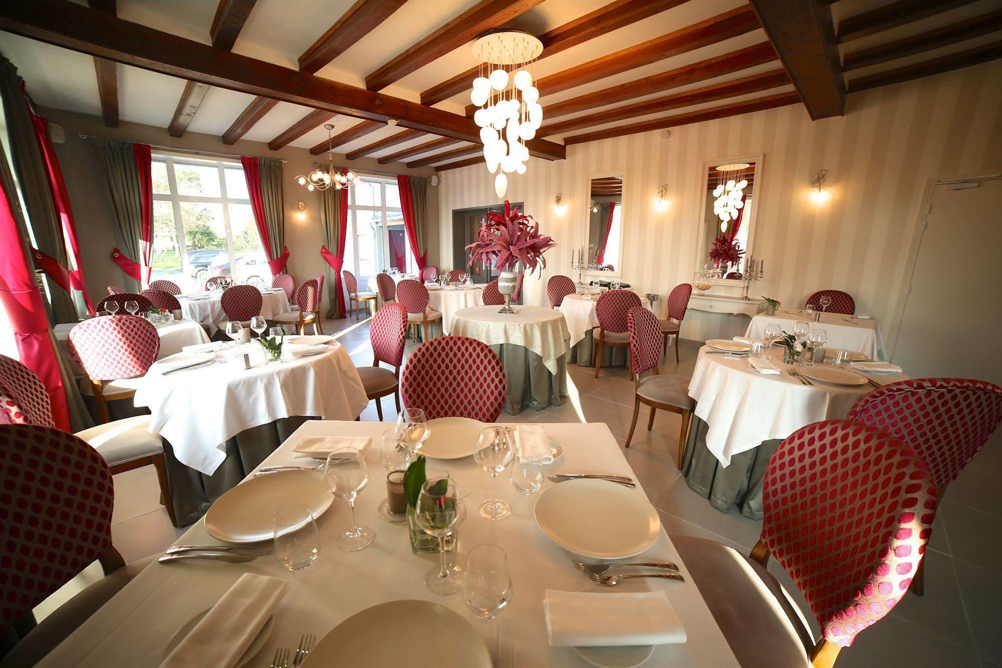 Hotel Restaurant Le Lion D'Or Saint-Hilaire-du-Harcouet Luaran gambar