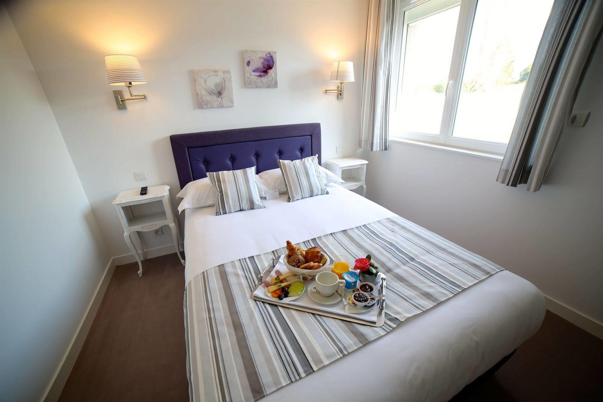 Hotel Restaurant Le Lion D'Or Saint-Hilaire-du-Harcouet Luaran gambar