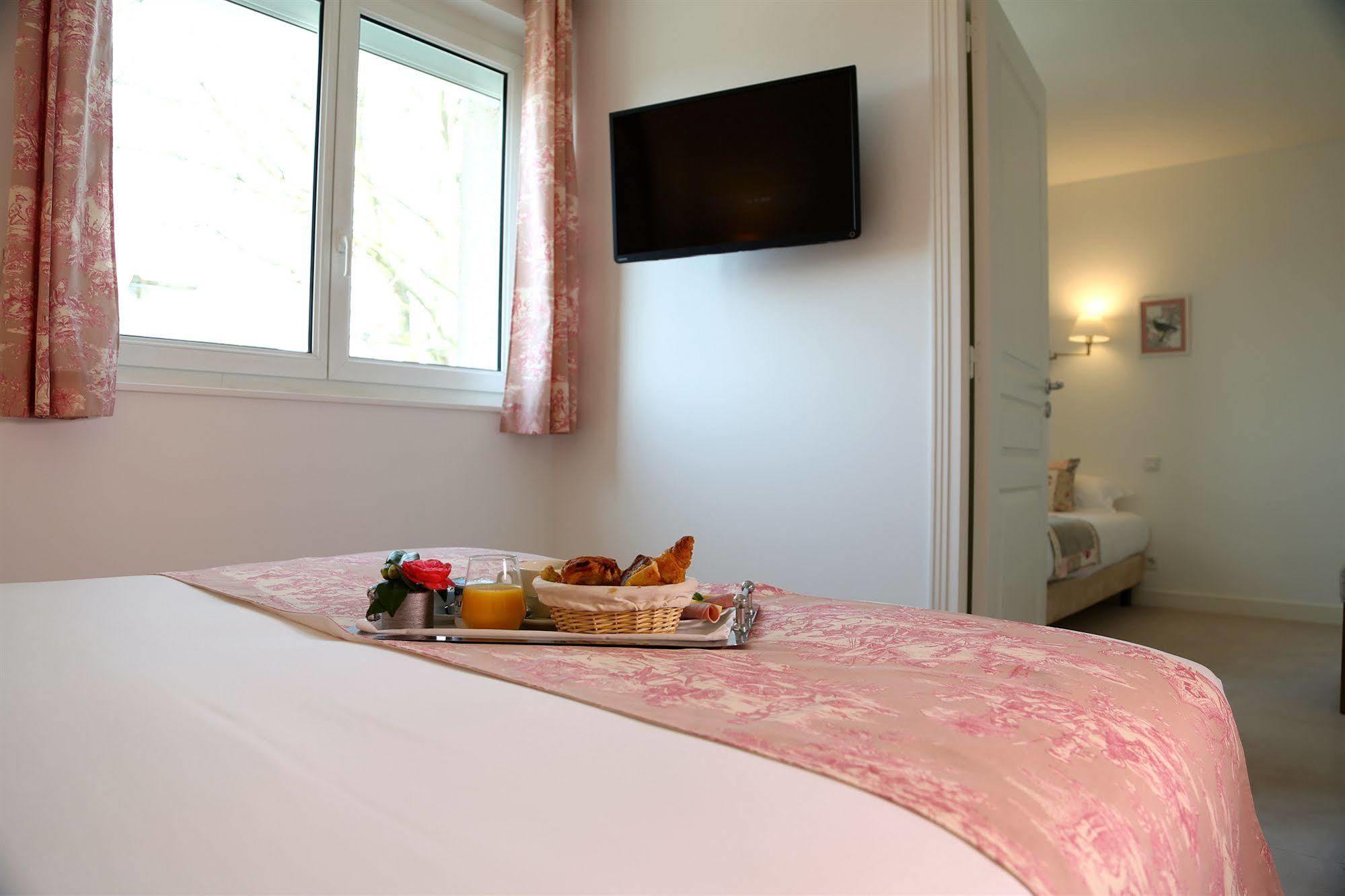 Hotel Restaurant Le Lion D'Or Saint-Hilaire-du-Harcouet Luaran gambar