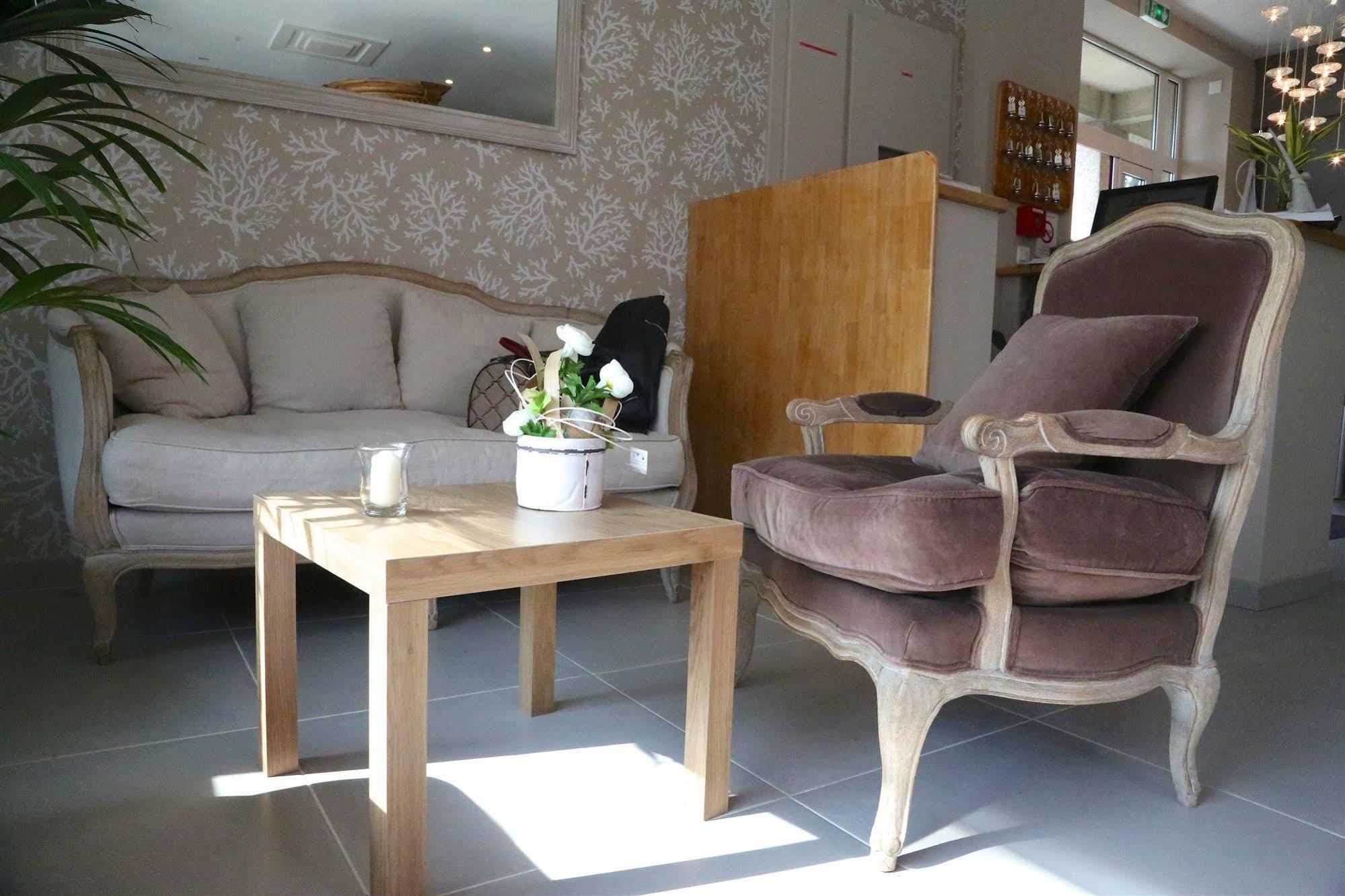 Hotel Restaurant Le Lion D'Or Saint-Hilaire-du-Harcouet Luaran gambar