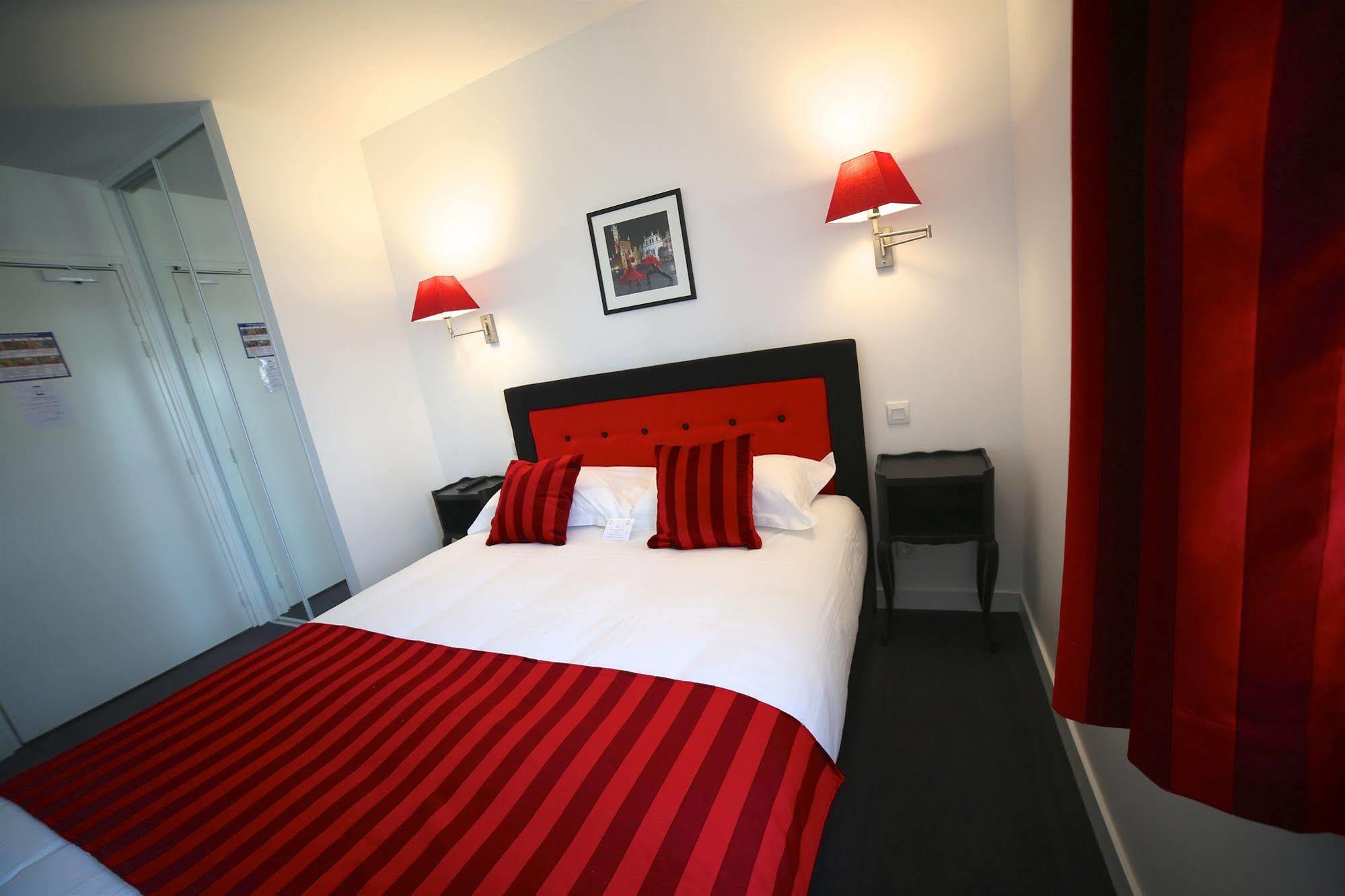 Hotel Restaurant Le Lion D'Or Saint-Hilaire-du-Harcouet Luaran gambar