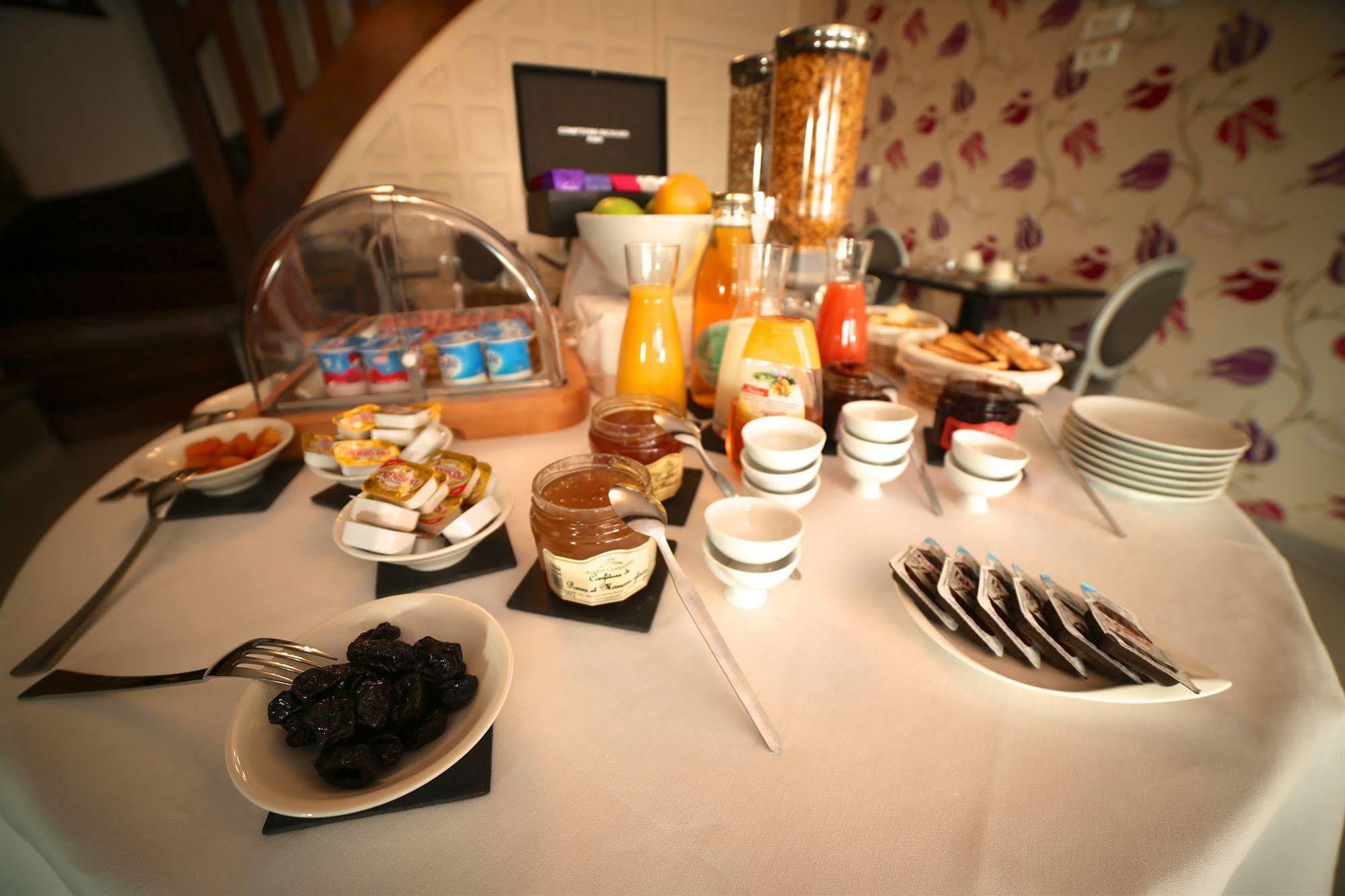 Hotel Restaurant Le Lion D'Or Saint-Hilaire-du-Harcouet Luaran gambar