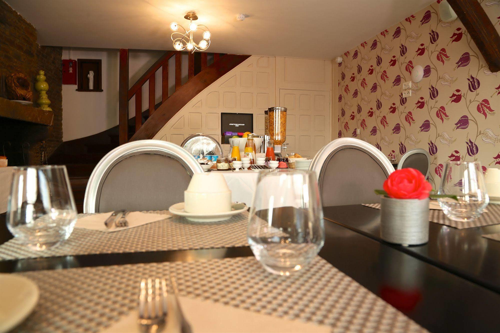 Hotel Restaurant Le Lion D'Or Saint-Hilaire-du-Harcouet Luaran gambar