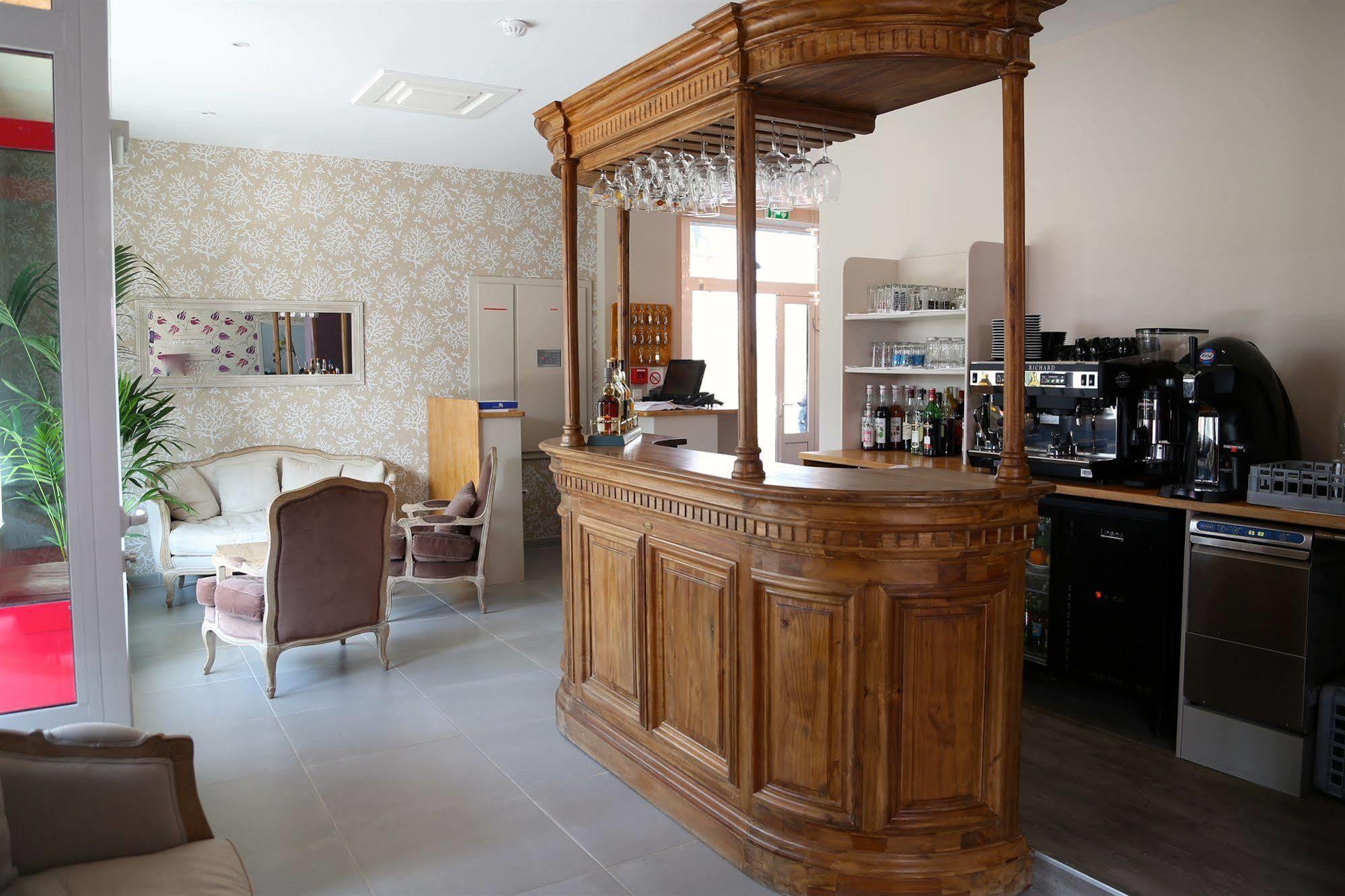 Hotel Restaurant Le Lion D'Or Saint-Hilaire-du-Harcouet Luaran gambar